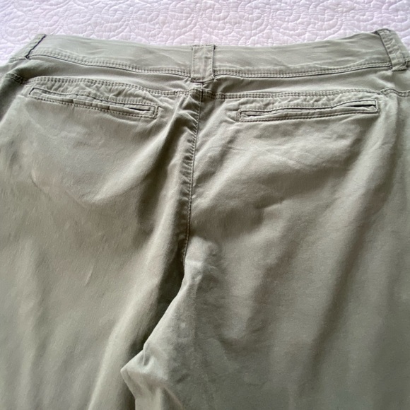 Intro. Bermuda Shorts Olive Green Mid Rise Comfort Waist Size 10 - Picture 9 of 12